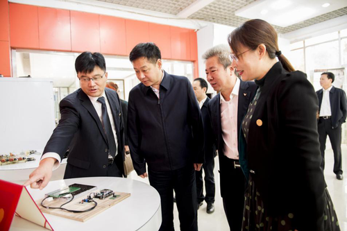 1 2019年10月18日,永州市委书记、市人大常委会主任严华实地考察创新创业学院 1 2019年10月18日,永州市委书记、市人大常委会主任严华实地考察创新创业学院