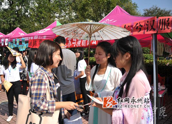 七兮汉服协会身着汉服,手撑油纸伞引人注目_副本.jpg