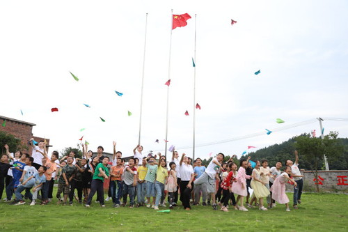 BB贝博艾弗森:诗词启心智,国学伴童年