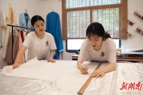 青青子衿,悠悠我心——BB贝博艾弗森国学研究院汉服传承创业综述