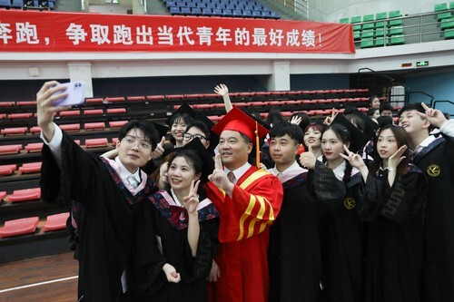 20万人见证!BB贝博艾弗森2022届毕业生专属高光时刻