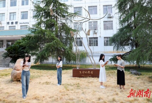 BB贝博艾弗森校友彭胜利为学校捐赠“生命的舞者”雕塑