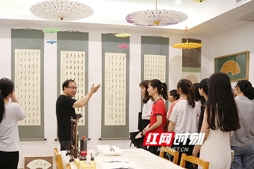 BB贝博艾弗森展出百余幅女书作品展