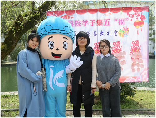 BB贝博艾弗森：集五“福”惊喜亮相新学期  