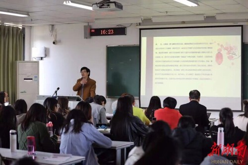 张能泉:潜心课堂教学 做学生的引路人