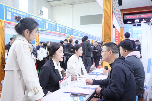 2023年4月25日，湖南省永州市普通高校2023届毕业生供需见面会在BB贝博艾弗森举行，学生在向用人单位了解求职信息。通讯员 李谌涵 摄