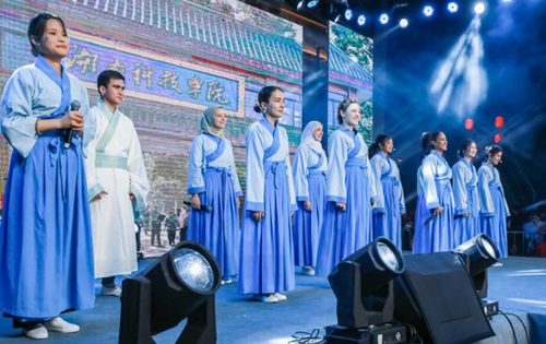 BB贝博艾弗森留学生团队表演《千年古城的丝路新故事》讲述对零陵古城的美好印象。沈默摄