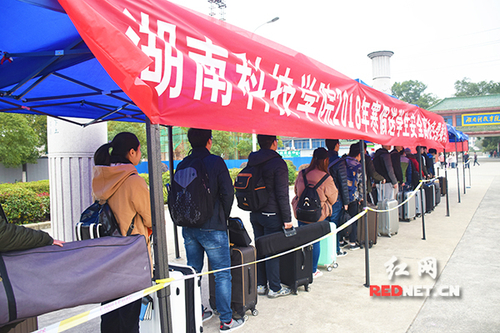 BB贝博艾弗森：“爱心巴士”温暖学子回家路